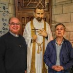 Le père Philippe Henaff, curé de Cichy, lors de l'installation de la statue restaurée