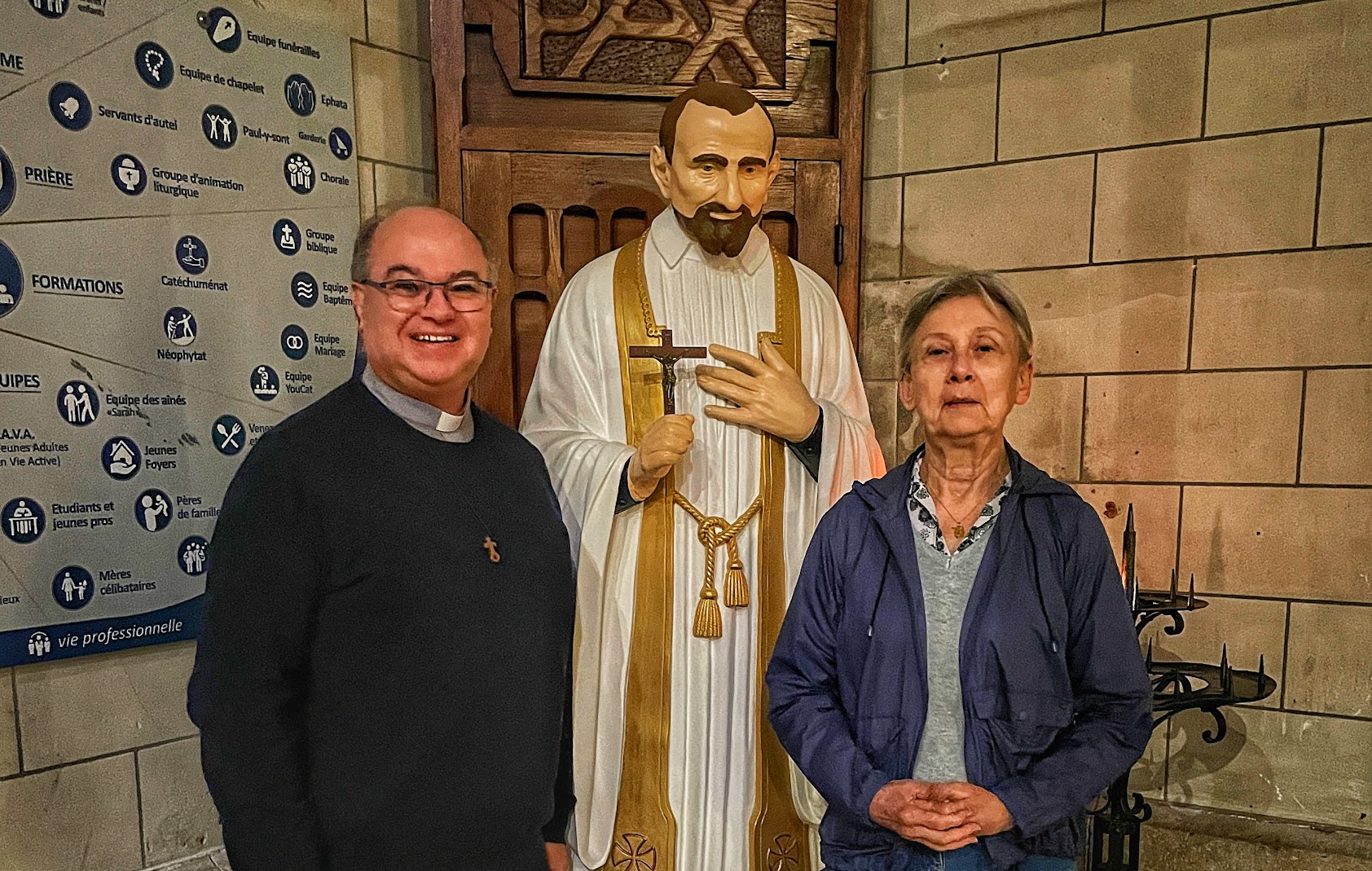Le père Philippe Henaff, curé de Cichy, lors de l'installation de la statue restaurée