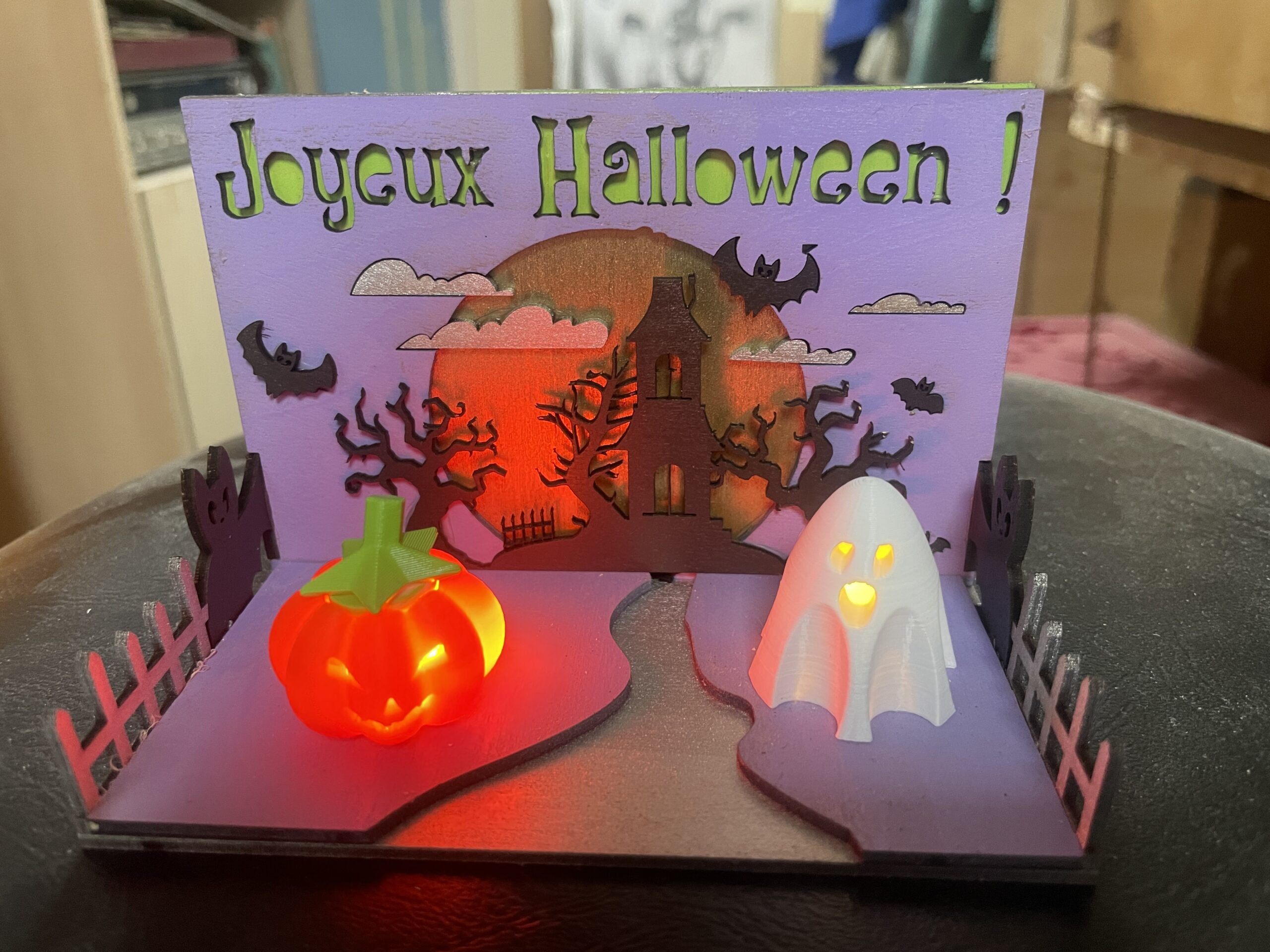 Un diorama créé pour Halloween, décor en bois découpé laser, personnages imprimés en 3D